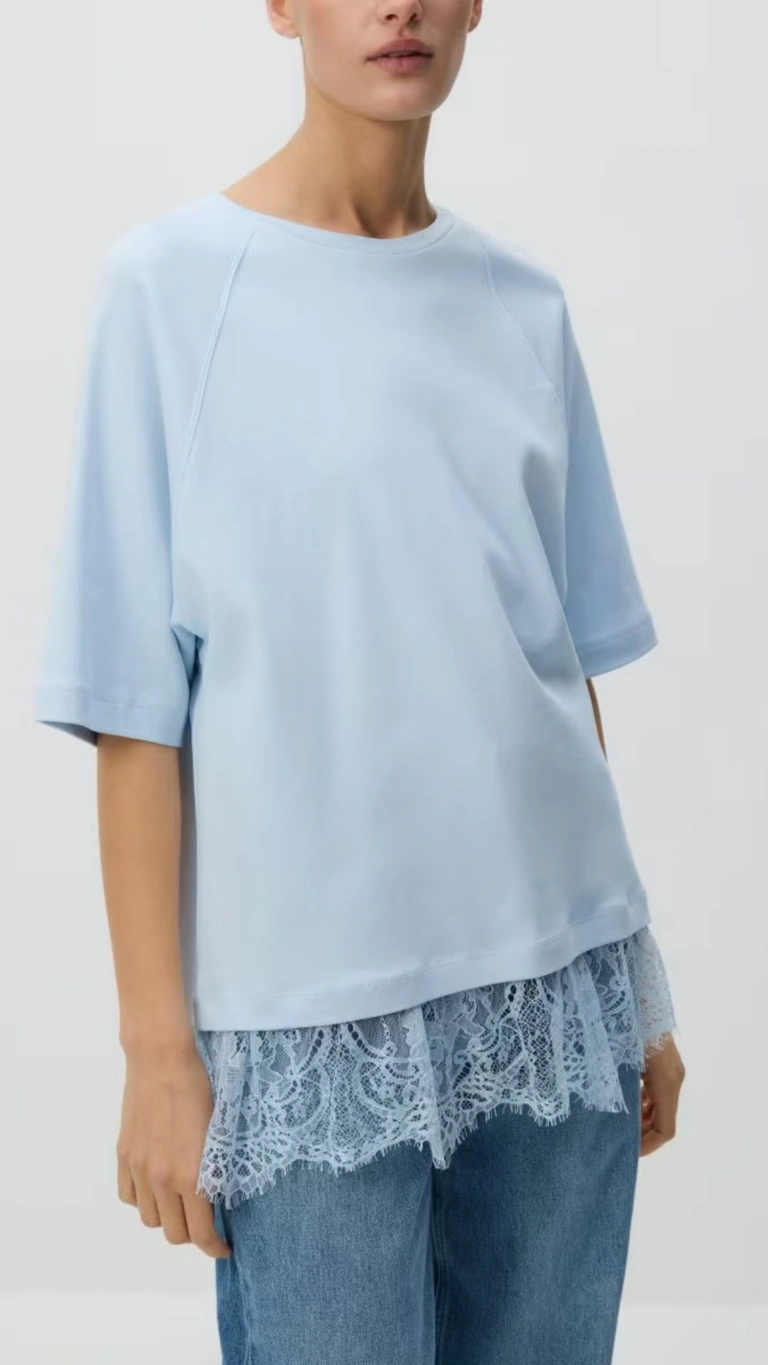 blekitny-t-shirt-z-koronka