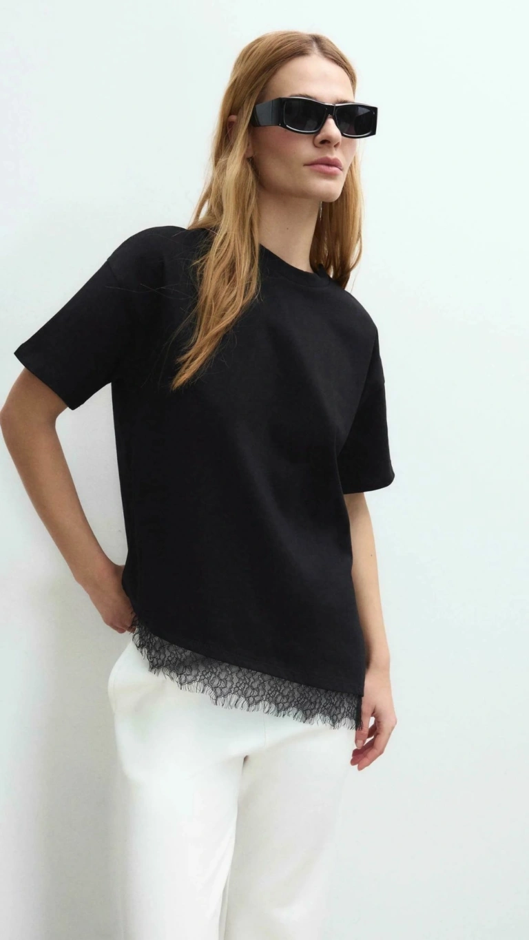 czarny-t-shirt-z-koronka