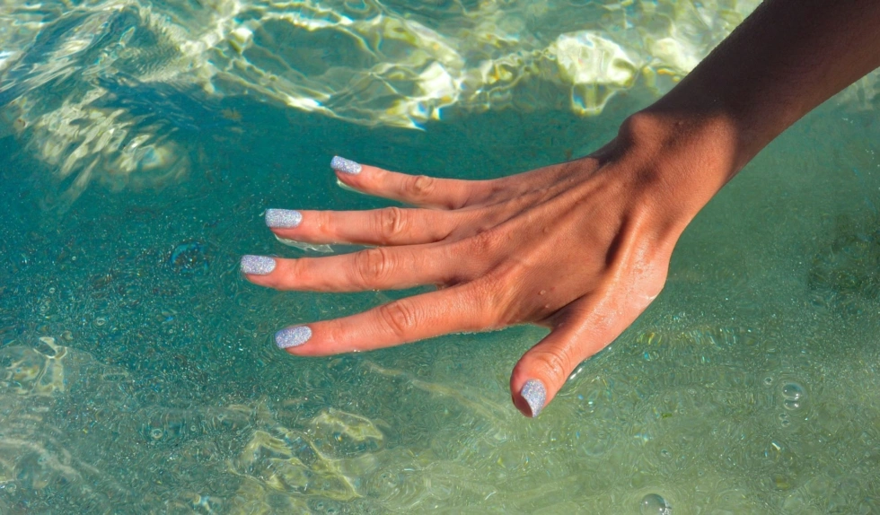 Chanel Mermaid Nails to luksusowa wersja syreniego manicure na lato 2026. Łączy elegancję i grę światłem