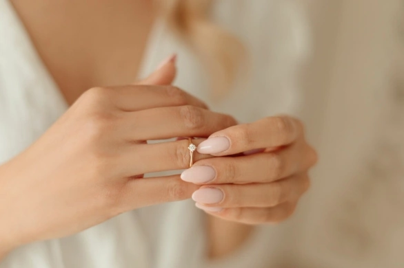 Paznokcie ślubne 2026. Najpiękniejsze pomysły na manicure dla panien młodych