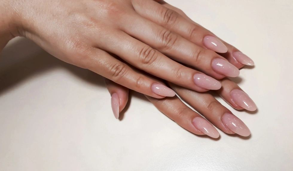 Paznokcie „lip gloss” to efekt, który odmładza dłonie. Ten manicure to elegancja w czystej postaci