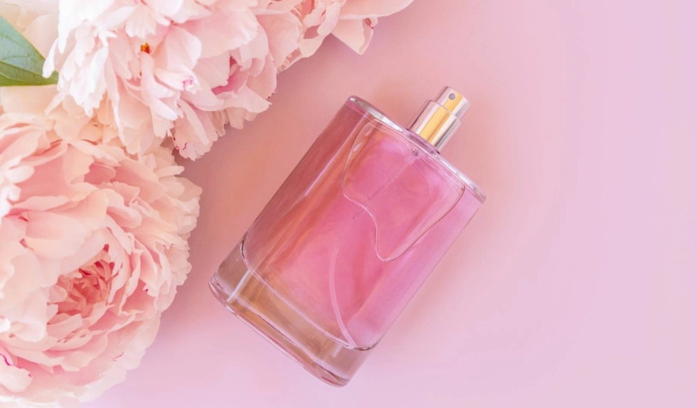 Perfumy, które pielęgnują skórę? Te z wodą różaną pachną jak wieczna wiosna zamknięta we flakonie