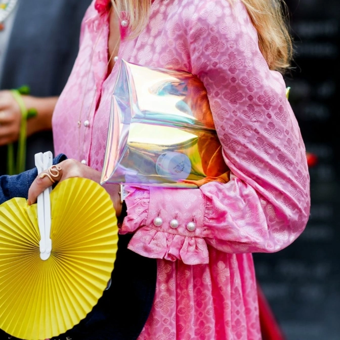 Kobieta prezentuje swój modny outfit na ulicy.