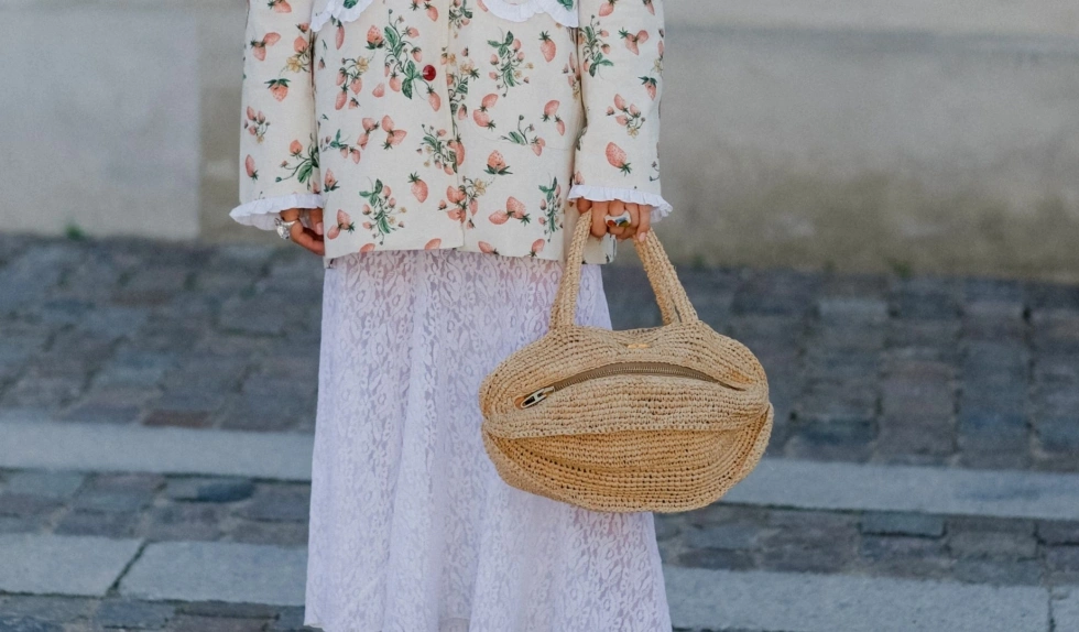 Satynowa spódnica ma konkurencję. Latem 2026 wybieramy lace skirt i nosimy ją na wszystkie okazje