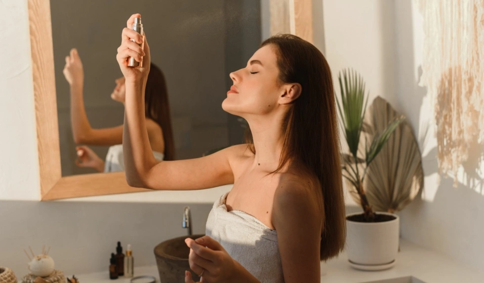 Ta mgiełka z SPF 50 to must-have do torebki na lato. Nakładam na makijaż w ciągu dnia