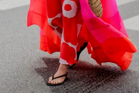 Klapki japonki to najmodniejsze buty na lato 2026. Jak je nosić w tym sezonie?