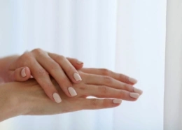 Nie czerwony i nie błękitny. Ten manicure najlepiej podkreśla opaleniznę