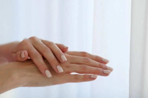 Nie czerwony i nie błękitny. Ten manicure najlepiej podkreśla opaleniznę