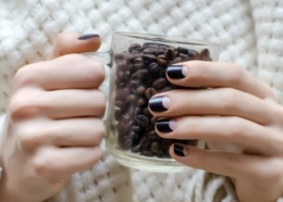 Elegancki manicure z lat 30. wraca na salony. Poznaj half moon nails. To graficzne zdobienie paznokci to hit lata 2026