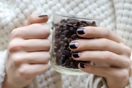 Elegancki manicure z lat 30. wraca na salony. Poznaj half moon nails. To graficzne zdobienie paznokci to hit lata 2026