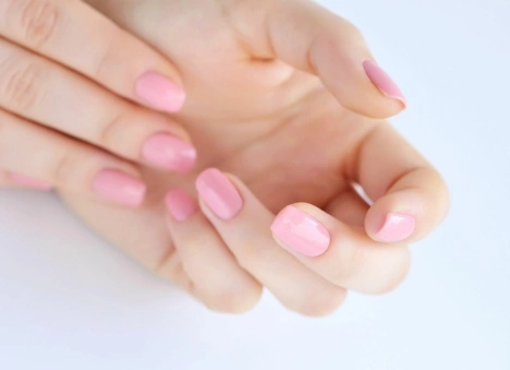 Ten pielęgnacyjny lakier do paznokci daje efekt jelly nails bez lampy. Wygląda świeżo i odżywia płytkę