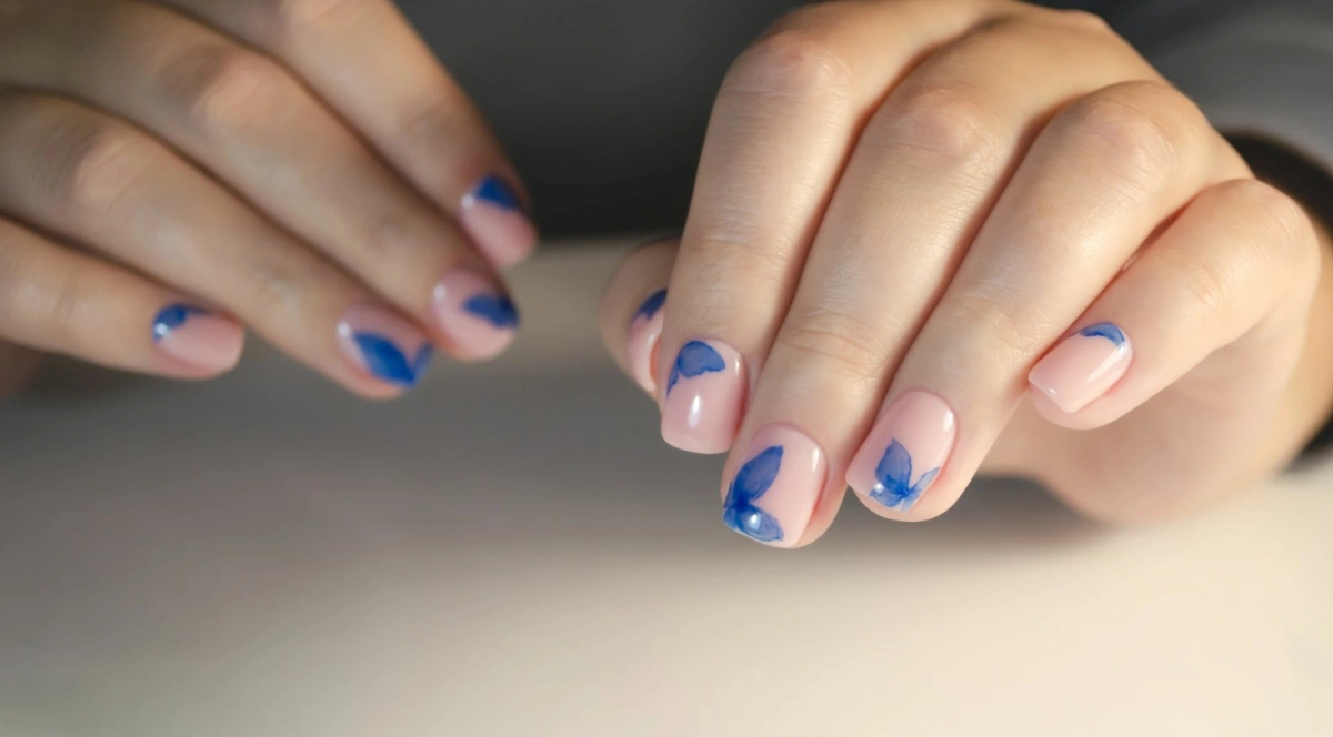Bajkowy manicure podbije trendy latem 2026. Butterfly nails to przeciwieństwo minimalizmu