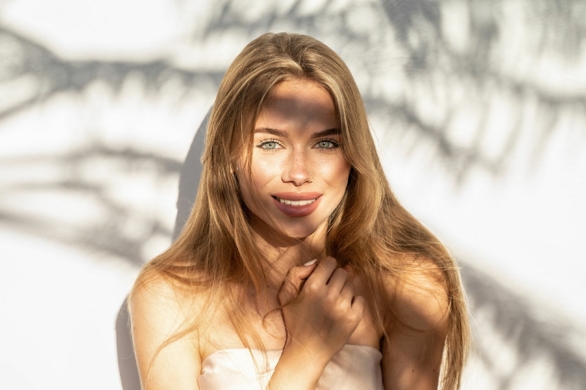 Ten kolor włosów wygląda naturalnie nawet po kilku miesiącach. Ghost blonde podbija salony