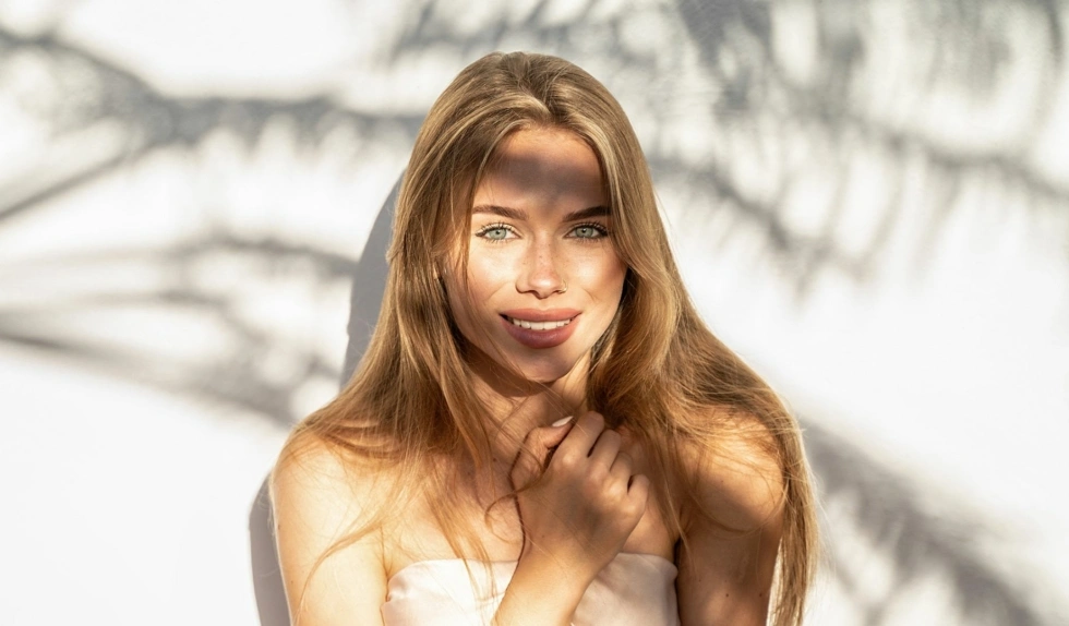 Ten kolor włosów wygląda naturalnie nawet po kilku miesiącach. Ghost blonde podbija salony