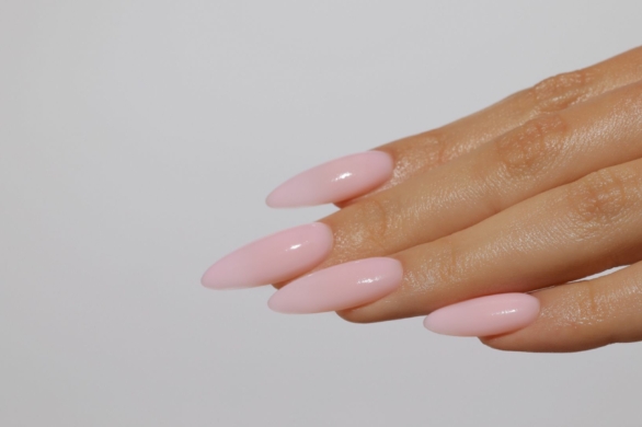 Milky rosé nails to manicure dla minimalistek na lato 2026. Dłonie wyglądają świeżo i elegancko