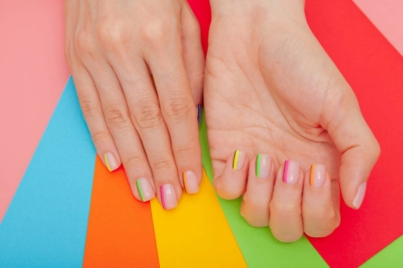 Paznokcie w paski na lato 2026 to prawdziwy hit. Zobacz najlepsze pomysły na striped manicure