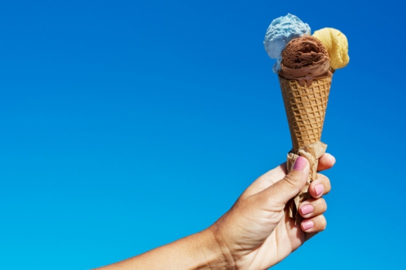 Ten manicure będzie wszędzie latem 2026. Ice cream nails zachwycają prostotą