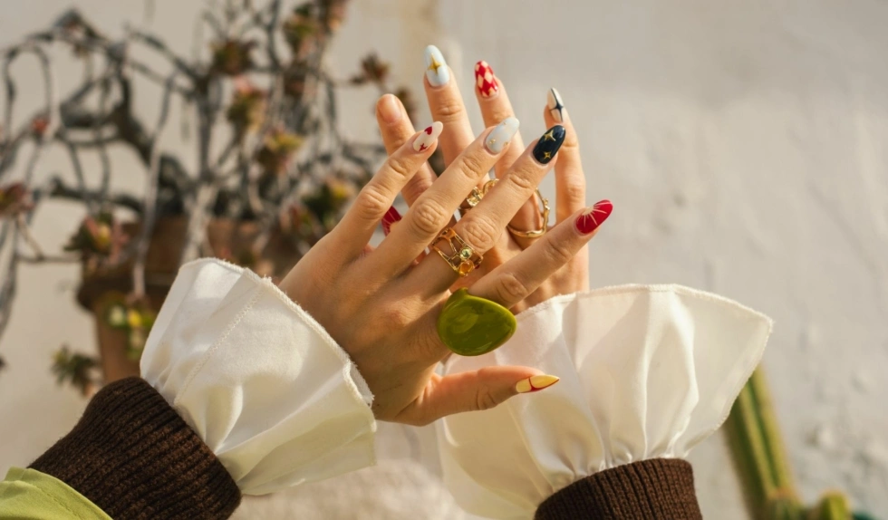 W lipcu poproś stylistkę o paznokcie inspirowane włoskim latem. Ten manicure to esencja La Dolce Vita
