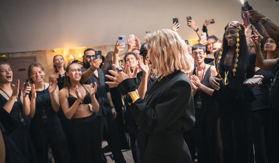 Ewa Minge powraca do Paryża z manifestem sztuki, muzyki i mody Couture