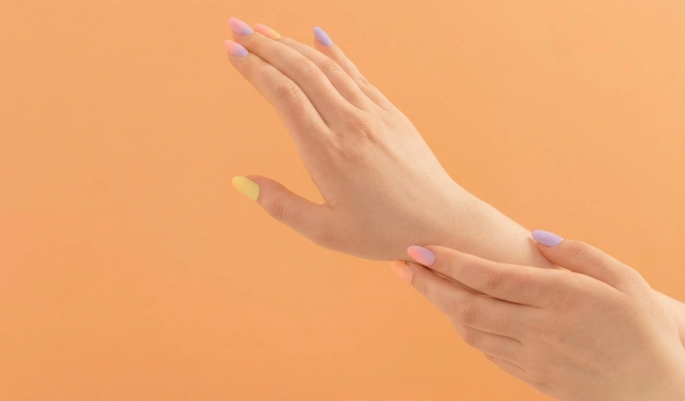 Golden hour nails, czyli paznokcie inspirowane zachodem słońca to gorący trend lata 2026. Co warto o nim wiedzieć?