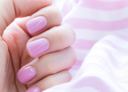 Tak wygląda najświeższy manicure na lato 2026. Efekt malinowej galaretki na paznokciach robi furorę