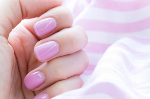 Tak wygląda najświeższy manicure na lato 2026. Efekt malinowej galaretki na paznokciach robi furorę
