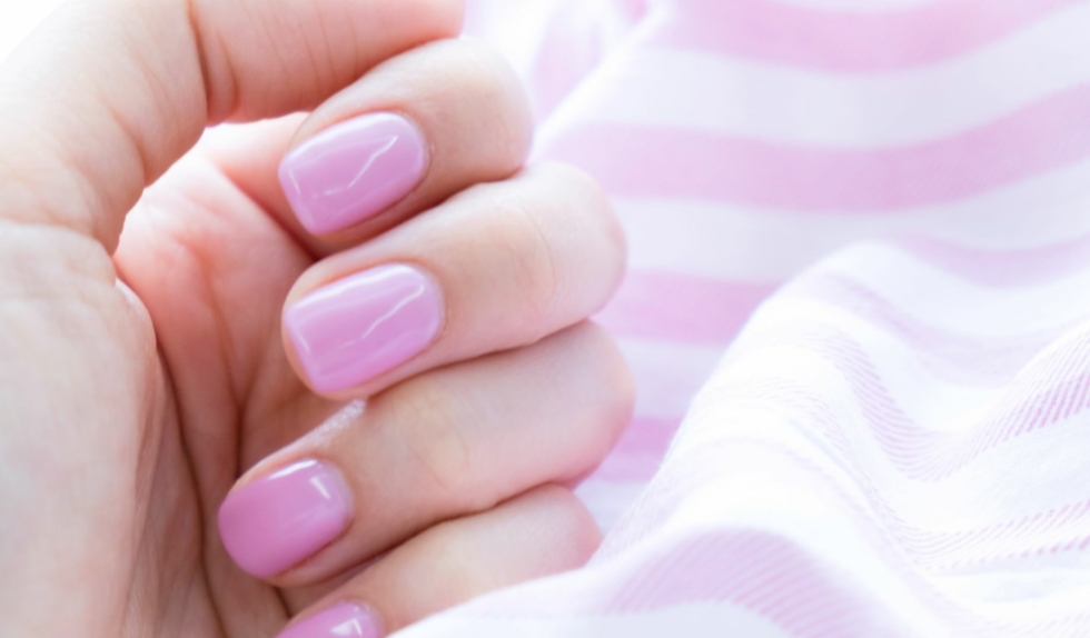 Tak wygląda najświeższy manicure na lato 2026. Efekt malinowej galaretki na paznokciach robi furorę