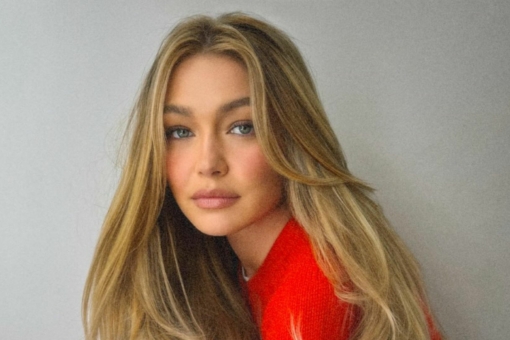 Love layers to najmodniejsza fryzura lata 2026. Włosy układające się w kształt serca pokochała Gigi Hadid