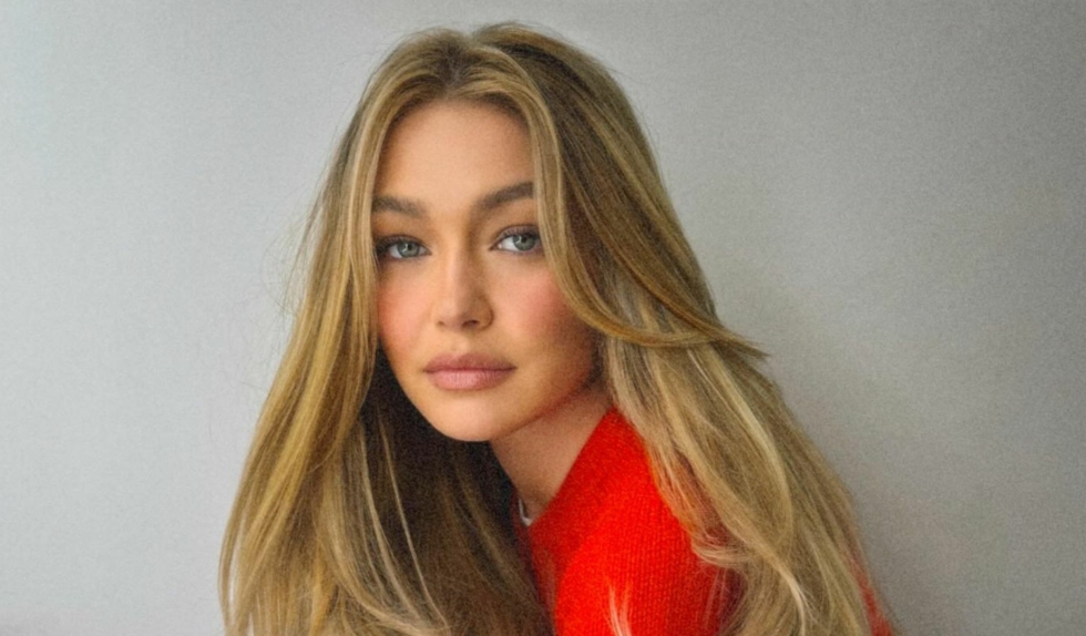 Love layers to najmodniejsza fryzura lata 2026. Włosy układające się w kształt serca pokochała Gigi Hadid