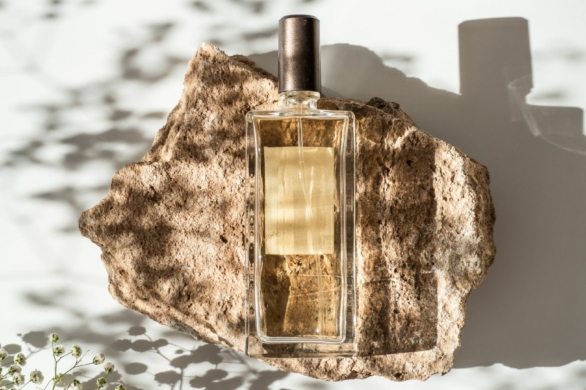 Perfumy z hiszpańskiej sieciówki z trawą cytrynową pachną jak wspomnienie wakacji na greckiej wyspie. To najbardziej świetlisty zapach lata
