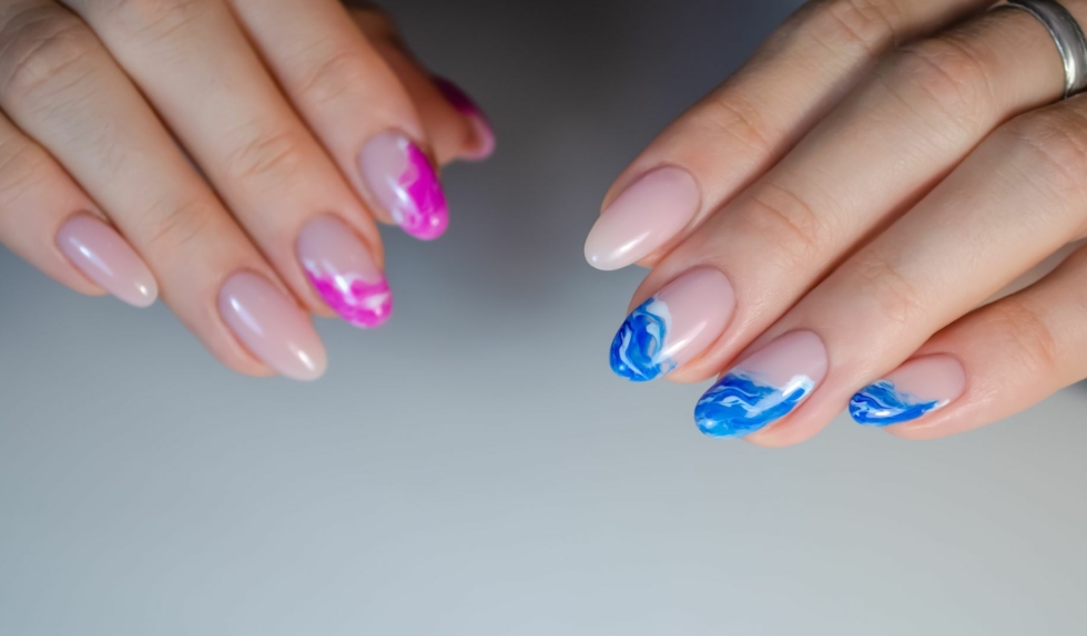 Swirl manicure na lato 2026 wygląda jak abstrakcyjny obraz na paznokciach