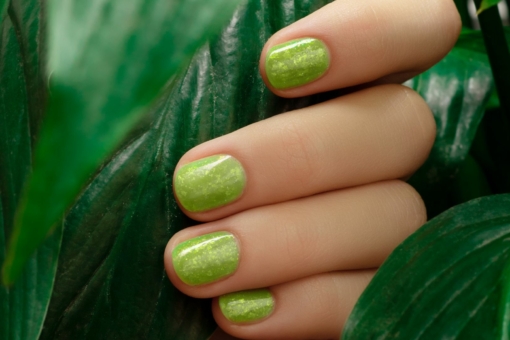 Nie uwierzysz, o jakim manicure mówi się latem 2026. Pickle nails, czyli paznokcie w kolorze ogórków konserwowych, podbijają sieć