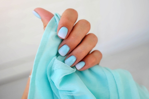 Sea glass nails to najpiękniejszy manicure na lato 2026. Wygląda jak pamiątką znad morza