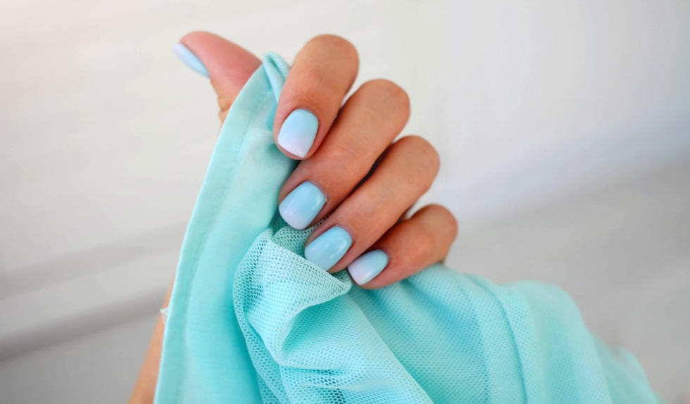 Sea glass nails to najpiękniejszy manicure na lato 2026. Wygląda jak pamiątką znad morza