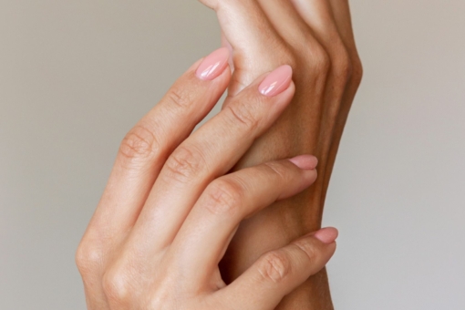 Już nie nude. Latem 2026 wybieramy brzoskwiniowy manicure – wakacyjny, ale z klasą
