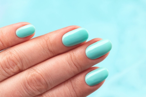 Paznokcie Tiffany Blue wracają latem 2026. Manicure w kolorze pudełka na biżuterię podkreśla opaleniznę