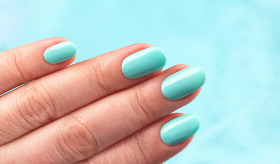 Paznokcie Tiffany Blue wracają latem 2026. Manicure w kolorze pudełka na biżuterię podkreśla opaleniznę